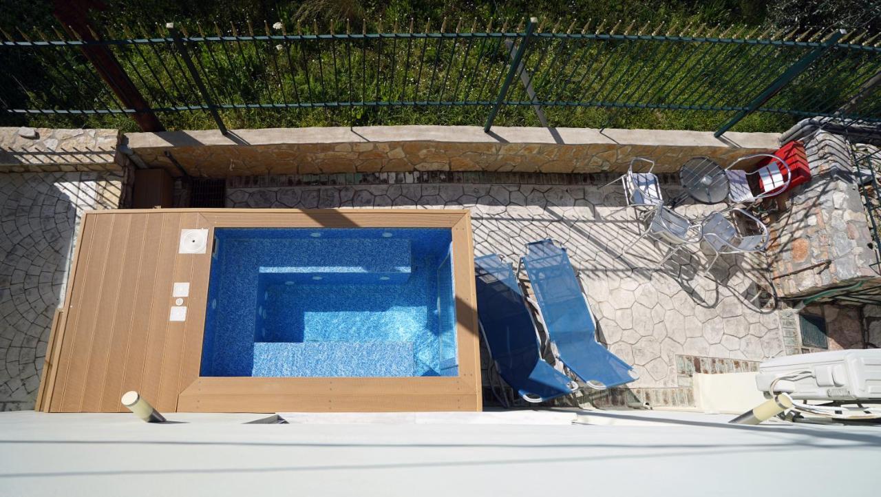 Semiramis Suites With Pool Каламата Екстер'єр фото