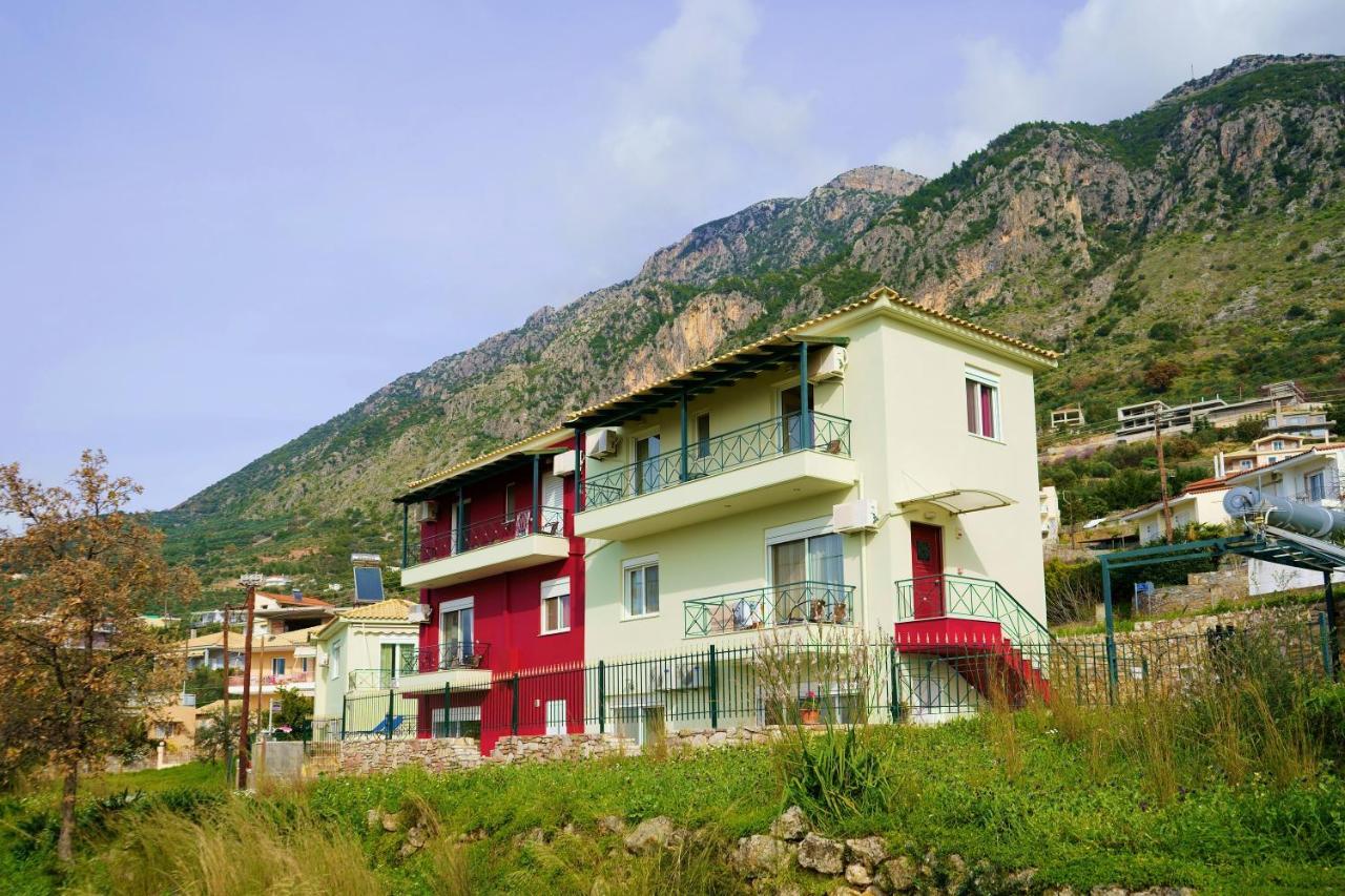 Semiramis Suites With Pool Каламата Екстер'єр фото